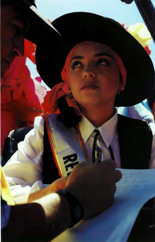 Reina del carnaval andino de blancos y negros. Pasto, Nario. Jeremy Horner