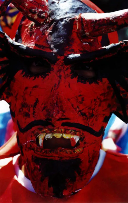 El Diablo, personaje ambiguo de la tradicin de Amrica Latina, aparece en el actual carnaval andino de blancos y negros en San Juan de Pasto, Nario. Jeremy Horner