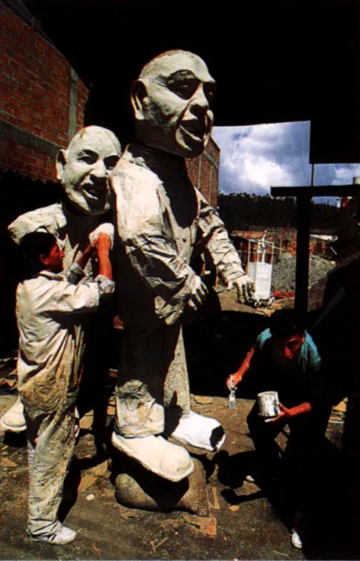 Personajes y momentos de la vida poltica, en esculturas monumentales, desfilan en el carnaval andino de blancos y negros. San Juan de Pasto, Nario. Jeremy Horner