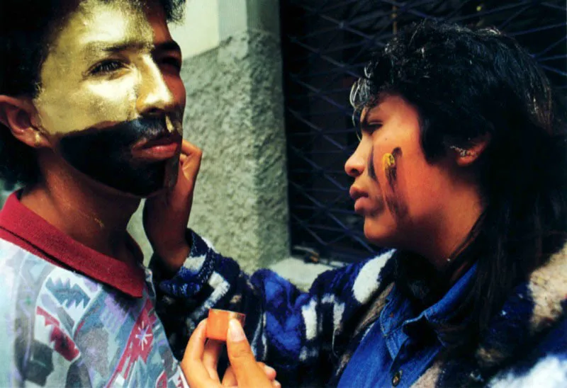 Con las manos se embadurna al otro en el juego-tatuaje de ennegrecerlo. En el dibujo vernáculo del rostro de carnaval se consagra el gusto del tacto y el color. San Juan de Pasto, Nariño. Jeremy Horner