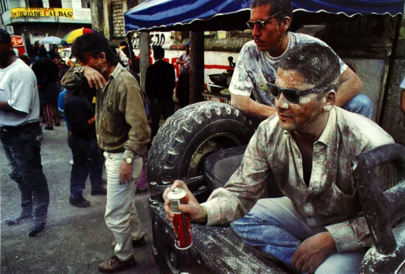 En San Juan de Pasto, Nariño, la carnavalización de la fiesta de la Epifanía y la de blanquitos y negritos impregna a la ciudad de harina y rocío de pintura, evocando la lluvia de flores y aguas perfumadas de las saturnales romanas y los bacanales griegos. Jeremy Horner