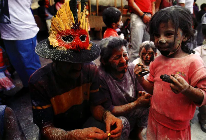 En San Juan de Pasto, Nariño, la carnavalización de la fiesta de la Epifanía y la de blanquitos y negritos impregna a la ciudad de harina y rocío de pintura, evocando la lluvia de flores y aguas perfumadas de las saturnales romanas y los bacanales griegos. Jeremy Horner