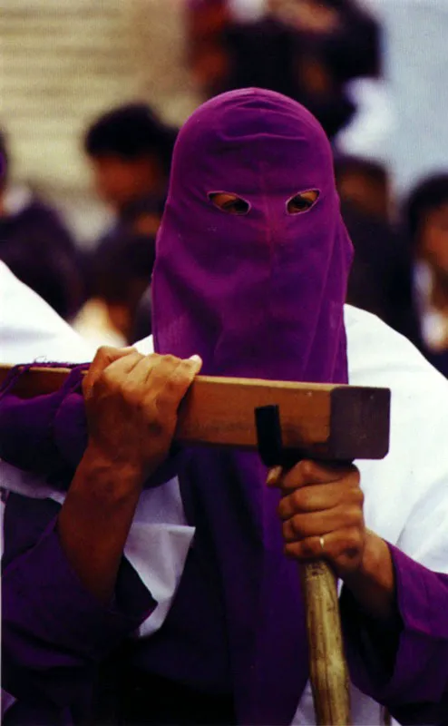 Un penitente, carguero de santo en la Semana Santa de Pamplona, Norte de Santander: símbolo de ritos de conmemoraciones y celebraciones sagradas y profanas.
Jeremy Horner