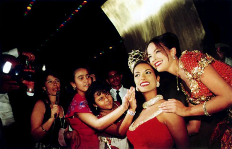 El reinado nacional de la belleza en Cartagena de Indias, Bolívar, en la costa caribe, es una celebración de elitelore, que ha abierto sus puertas a la diversidad étnica colombiana. La competencia involucra a departamentos y regiones del país. La selección se lleva a cabo en clubes sociales e implica el despliegue de una compleja parafernalia de trajes, joyas, maquillajes, gesto y habla por parte de cada una de las candidatas. La reina compite en eventos internacionales que a su vez son modelo para los numerosos reinados que se celebran a lo largo y ancho del país durante todo el año. Jeremy Horner