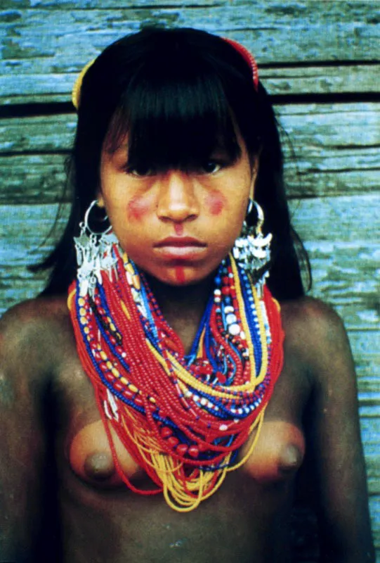 India Emberá, vestida para fiesta. Río Catrú, Chocó. Jeremy Horner