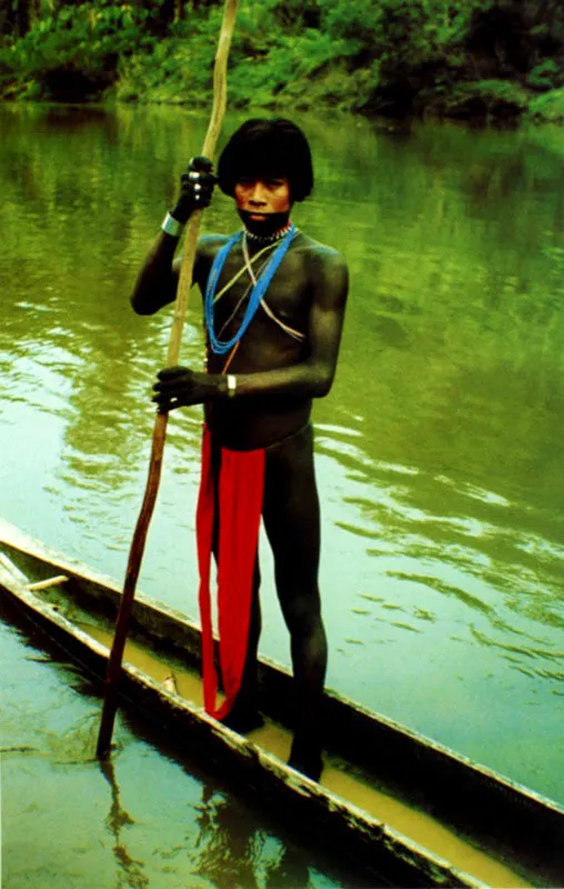 Indio Emberá camino a una fiesta, en busca de mujer. Río Catrú, Chocó. Jeremy Horner