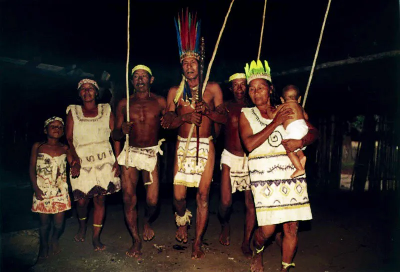Indios Uitoto. La Chorrera, río Igaraparaná, Amazonas.
Los trajes de yanchama, tela de corteza de balso, son tradicionales con diseños de mariposa, maní, caracol o gusano. Las coronas son de plumas de loro. Jeremy Horner