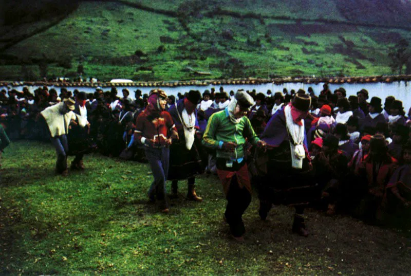 Hasta hace un tiempo los indios Guambianos del Cauca comían, bebían y reían en una fiesta de Minga, intercambio festivo de trabajo agrícola y construcción. El baile era con máscaras en una parodia de “los blancos”. Jeremy Horner