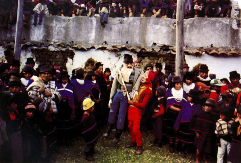 El año viejo en una celebración en Guambía evoca a Taita Puru, figura alegórica de las tradiciones indias en el sur andino colombiano. Santiago, sede actual del cabildo de Guambía, Cauca. Jeremy Horner