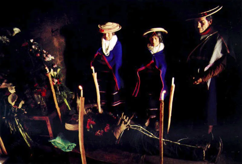 Para la fiesta de Todos santos, Todos difuntos entre los indios guambianos, dice el antropólogo Carlos Zambrano en cada casa donde haya habido un difunto se le levanta un altar adornado con flores y con la comida que a él le gustaba. Es una fiesta de ofrenda y oración que recuerda los ancestros a los parientes, es un encuentro de los vivos con sus muertos. La riqueza del altar alrededor del cual se ora, compite con los otros altares. Guambía, Cauca. Jeremy Horner