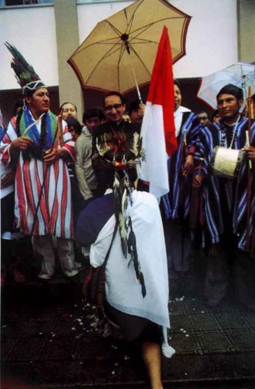 En las fiestas de carnaval de los indios Camtzá, en Sibundoy, Putumayo, arrodillarse frente al sacerdote católico ha sido señal de poder religioso sobre las comunidades indígenas. Jeremy Horner