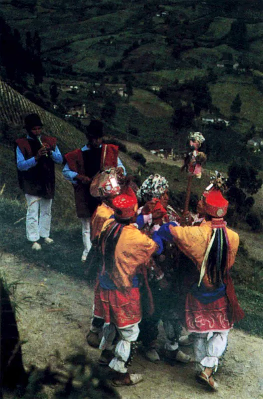 Danzantes de Males, en el municipio de Córdoba, Nariño. La tradición oral narra que fueron indios del valle del Guamués quienes originaron el poblado, y que una invasión Inca precolombina enriqueció el baile que, al son de flauta y tambor, tiene una compleja estructura. Jeremy Horner