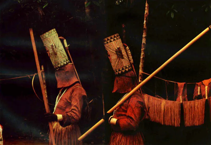 Indios Yukuna. Río Mirití-Paraná, Amazonas. Baile de chontaduro o baile de muñeco.
Danza teatral que invoca espíritus acuáticos de sus antepasados. Jeremy Horner