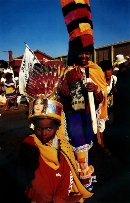 Danzantes congos, expresin de luchas vernculas de tribus africanas y evocacin de antiguos trajes portugueses. Carnaval en Barranquilla, Atlntico.  Jeremy Horner