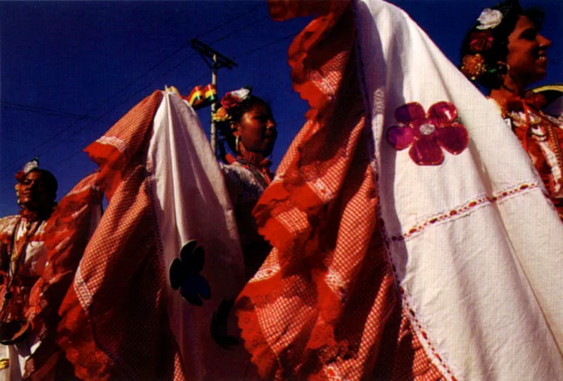 La cumbia, uno de los smbolos musicales de Colombia, danza con tambor negro-africano, gaitas y flautas de indios en trajes con acento espaol, durante el carnaval de Barranquilla, Atlntico. Jeremy Horner