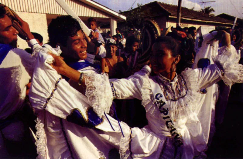 La cumbia, uno de los símbolos musicales de Colombia, danza con tambor negro-africano, gaitas y flautas de indios en trajes con acento español, durante el carnaval de Barranquilla, Atlántico. Jeremy Horner
