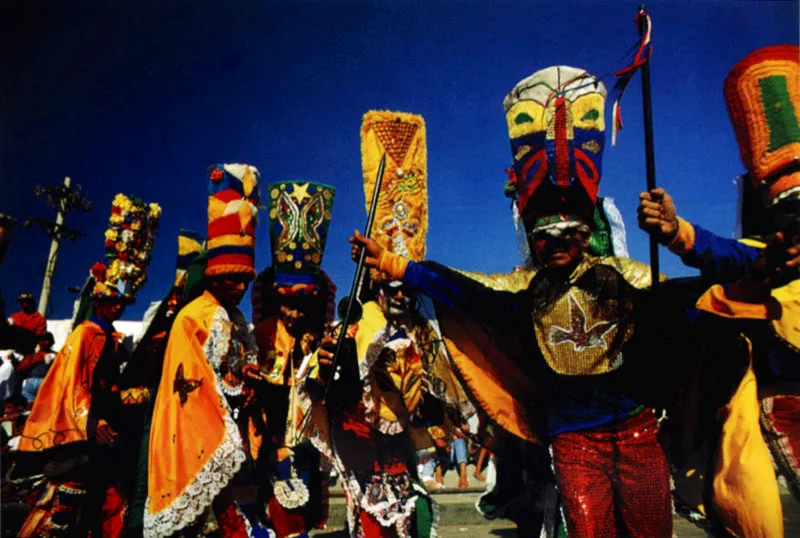 Las cuadrillas de los congos han tenido nombres reminiscentes de clanes totémicos: “El Torito ribeño”, “La Burra mocha”, “El Toro negro”. Cada una marcha con su capitán a la cabeza, con cuadrillas de tigres, perros y toros. Es una danza guerrera que involucra mujeres, niños y ayudantes, pero sin disfraz, cuyo papel es ayudar a los guerreros con comida y bebida. El mayor trofeo es doblegar la bandera símbolo del contrincante. Jeremy Horner