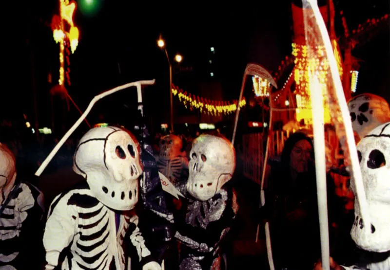 La muerte en pantomima abunda en el carnaval de Barranquilla. Vivos y muertos, todos a una, entonan el himno del carnaval, canción del colombiano Manuel María Peñaloza:
Yo te amé con gran delirio / de pasión desenfrenada
te reías del martirio (bis) / de mi pobre corazón.
Y si yo te preguntaba / si por qué no me querías
tú sin contestarme nada / solamente te reías / de mi desesperación.
Te pedí que volvieras a mi lado / y en vano tantas veces te rogué
y por haberme el futuro ya curado / ¡Te olvidé!, ¡Te olvidé! Jeremy Horner