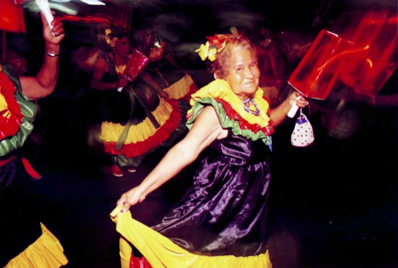 El júbilo y la flauta de millo son el ímpetu que mueve los espíritus de danza, memorias, historias y música entre viejos y jóvenes, cumbiamberas, tamborileros, cantadores, gente de los bordes del río Magdalena representaciones de la fauna feliz de la llanura caribe. Carnaval de Barranquilla, Atlántico. Jeremy Horner