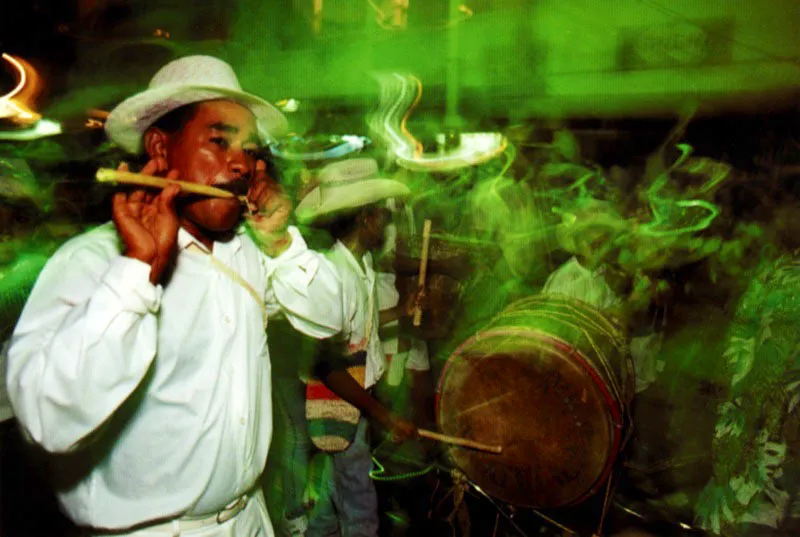 El júbilo y la flauta de millo son el ímpetu que mueve los espíritus de danza, memorias, historias y música entre viejos y jóvenes, cumbiamberas, tamborileros, cantadores, gente de los bordes del río Magdalena representaciones de la fauna feliz de la llanura caribe. Carnaval de Barranquilla, Atlántico. Jeremy Horner
