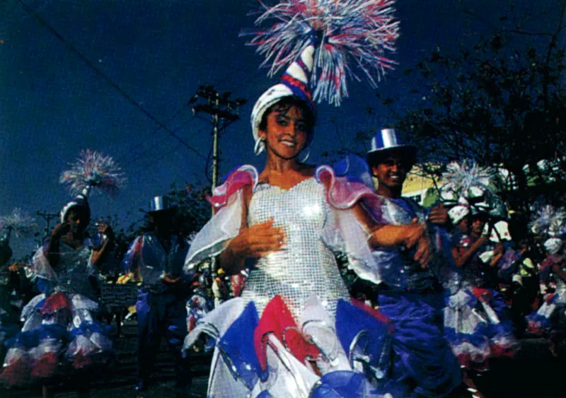 Cipote carnaval!! Reinas populares, pueblos y gentes de la llanura caribe desfilan en la gran parada por las principales calles de Barranquilla el domingo de carnaval. La fanfarria monumental de carrozas, disfraces, comparsas,cumbiambas, comedias, danzas, msica, reinas de los barrios y reina del carnaval, marchan bajo la mirada de miles de espectadores que hora tras hora, debajo de una lluvia de harina, retozan a lo largo del recorrido. Jeremy Horner