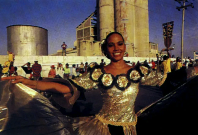 Cipote carnaval!! Reinas populares, pueblos y gentes de la llanura caribe desfilan en la gran parada por las principales calles de Barranquilla el domingo de carnaval. La fanfarria monumental de carrozas, disfraces, comparsas,cumbiambas, comedias, danzas, msica, reinas de los barrios y reina del carnaval, marchan bajo la mirada de miles de espectadores que hora tras hora, debajo de una lluvia de harina, retozan a lo largo del recorrido. Jeremy Horner