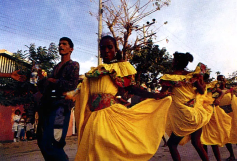 Cipote carnaval!! Reinas populares, pueblos y gentes de la llanura caribe desfilan en la gran parada por las principales calles de Barranquilla el domingo de carnaval. La fanfarria monumental de carrozas, disfraces, comparsas,cumbiambas, comedias, danzas, msica, reinas de los barrios y reina del carnaval, marchan bajo la mirada de miles de espectadores que hora tras hora, debajo de una lluvia de harina, retozan a lo largo del recorrido. Jeremy Horner