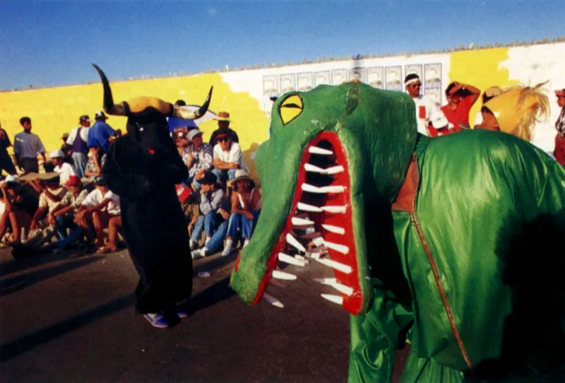Toro y caimán, personajes del carnaval y de cuentos y leyendas en la llanura caribe, aparecen también en la solemnidad del teatro Amira de la Rosa, en Barranquilla. El caimán de la leyenda de Plato persigue a Tomasita en Ciénaga, Magdalena, con la intención de comérsela, y ella ingenua corre a protegerse cayendo en los cachos del toro en el acrílico
del pintor colombiano Alejandro Obregón. Jeremy Horner