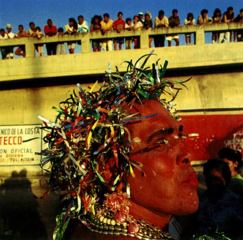 La oposición mujer/hombre parecería buscar momentos de neutralización ritual en el travestismo de carnaval. Barranquilla, Atlántico. Jeremy Horner