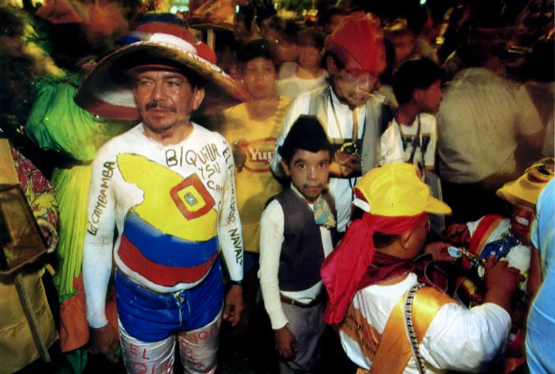 Cantinflas, héroe mexicano popular, es disfraz individual que siempre aparece en interpretación de niños, jóvenes y viejos. Jeremy Horner