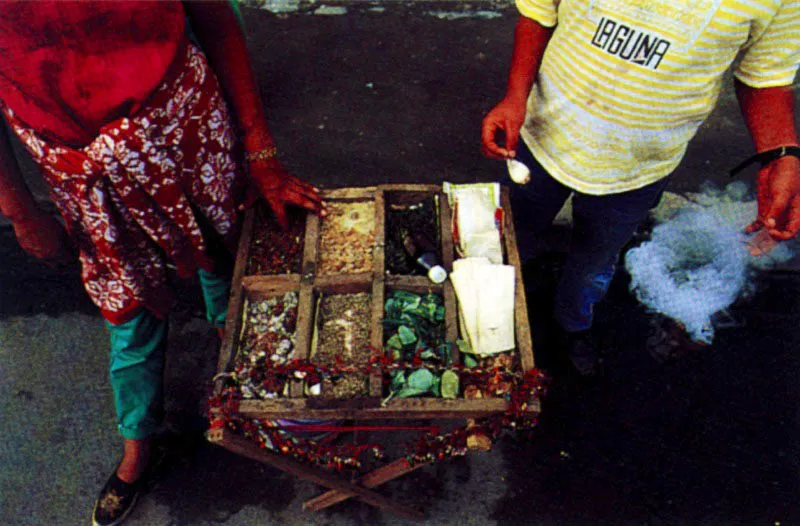Inciensos, mirras, y gomas para conseguir los aromas de la santidad. Ñapangas y negras esclavas han esparcido los perfumes de resinas y flores en las procesiones de la Semana Santa. La riqueza del arte religioso en Popayán, Cauca, desfila entre muchos con San Juan, la Magdalena, el Huerto de los Olivos, el Prendimiento, la Negación de Pedro, los Azotes, el Señor Caído, el Ecce-Homo. Jeremy Horner