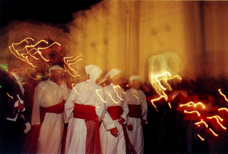 Es un honor ser moquero y carguero; ambos personajes de la pompa, de la fe y de las luces de Semana Santa. Popayán, Cauca. Jeremy Horner