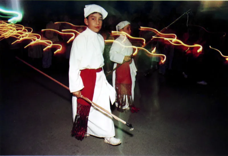 Es un honor ser moquero y carguero; ambos personajes de la pompa, de la fe y de las luces de Semana Santa. Popayán, Cauca. Jeremy Horner