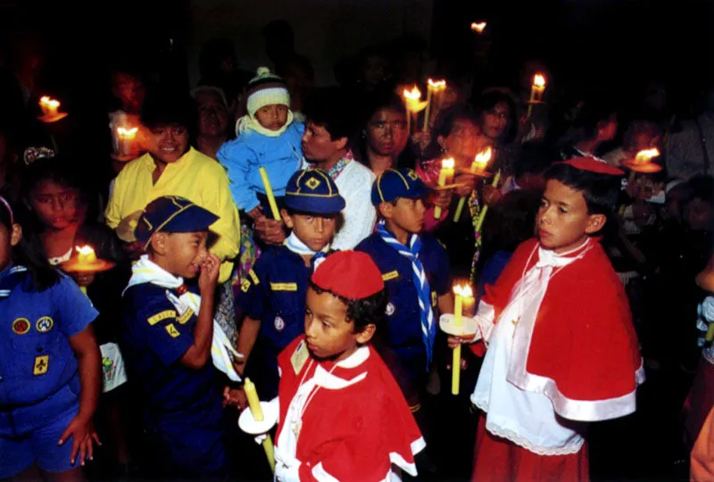 Toda la jerarquía, el ropaje y la liturgia de la Iglesia Católica se representan en la Semana Santa Chiquita: Niños cardenales, arzobispos, obispos, sacerdotes, monaguillos. Popayán, Cauca. Jeremy Horner