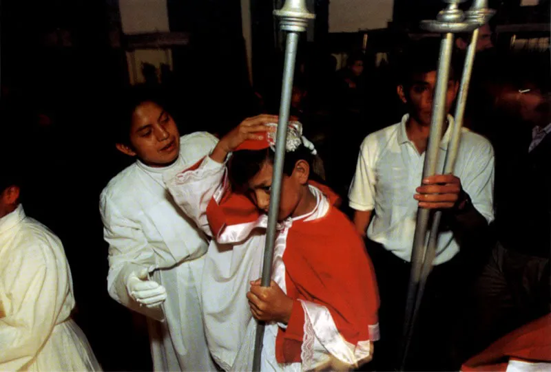 Toda la jerarquía, el ropaje y la liturgia de la Iglesia Católica se representan en la Semana Santa Chiquita: Niños cardenales, arzobispos, obispos, sacerdotes, monaguillos. Popayán, Cauca. Jeremy Horner