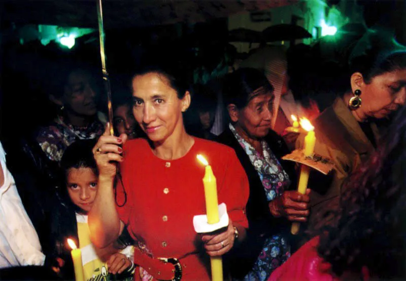 Alumbrantes y “El paseíllo del maní” han sido tradiciones de Semana Santa en Popayán. Con anticipación a las procesiones, la gente se agolpa a lado y lado de las calles. Compran cucuruchos de maní de los vendedores; comen, botan las cáscaras al piso e intercambian saludos unos con otros. El barrendero recoge la basura antes de que lleguen los santos. Quitarle piedras al camino de Jesús es el simbolismo de este rito de limpieza y arrepentimiento religiosos. Hombres, mujeres y niños de todas las clases sociales, peregrinos de velas y cirios, iluminan el paso de las procesiones. De este modo participan en la utopía de la recreación de un alba celestial para la puesta en escena de un teatro litúrgico. Semana Santa. Popayán, Cauca. Jeremy Horner
