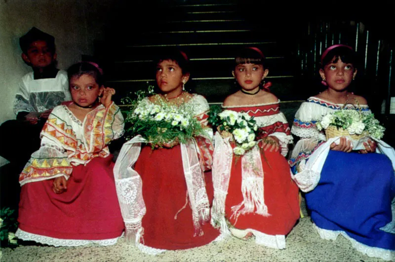 La ñapanga es símbolo del mestizaje colonial entre india pubenense y hombre español. La tradición dice que precedían los pasos de santos y vírgenes regando pétalos de flores sobre el piso. Temprano, en la colonia española, pudieron ser mujeres negras esclavas quienes en las procesiones desempeñaban el oficio de sahumadoras. Jeremy Horner