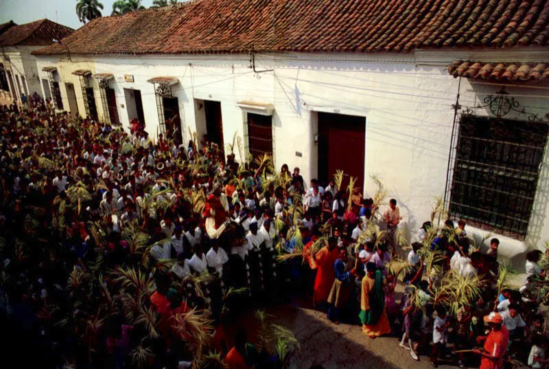 En Mompox, santos y devotos de la fiesta disfrutan la Semana Santa en procesiones abigarradas de calor, fragancia de palma de vino y camaradera.  Jeremy Horner