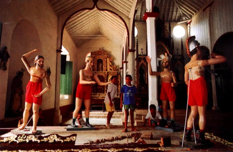 Vistiendo santos y soldados en la iglesia de San Francisco. Mompox, Bolívar. Jeremy Horner