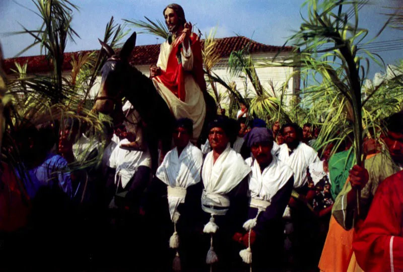 Durante la colonia, la Villa de Santa Cruz de Mompox fue el primer puerto fluvial comercial de la colonia en la Nueva Granada. En 1537 Alonso de Heredia, quien llegó de Cartagena por el Magdalena, subyugó a Mompox, Mahamón y Zuzúa, los tres caciques del lugar, y en 1564 empezó a celebrarse la Semana Santa, predicada por San Luis Beltrán que allí vivió. Jeremy Horner