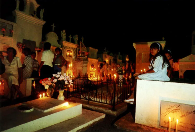 Ms que conmemoracin, la Semana Santa en Mompox, Bolvar, es una celebracin popular de puertas abiertas con serenata musical a los muertos y luces para los antepasados en el cementerio. La banda toca marchas fnebres. Los msicos guardan con celo viejas partituras coloniales de marchas italianas, francesas y mompoxinas que se interpretan en la Semana Santa. El oficio de msico de bandas es tradicin que pasa de padres a hijos.
 Jeremy Horner