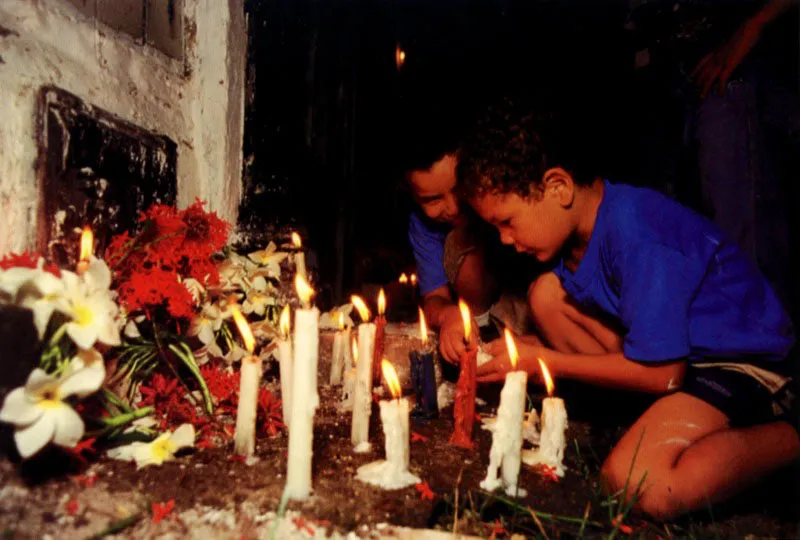 Ms que conmemoracin, la Semana Santa en Mompox, Bolvar, es una celebracin popular de puertas abiertas con serenata musical a los muertos y luces para los antepasados en el cementerio. La banda toca marchas fnebres. Los msicos guardan con celo viejas partituras coloniales de marchas italianas, francesas y mompoxinas que se interpretan en la Semana Santa. El oficio de msico de bandas es tradicin que pasa de padres a hijos.
 Jeremy Horner