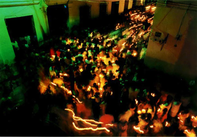 La ciudad de Mompox, Bolvar, antao sede de una aristocracia seorial, actualmente celebra una Semana Santa con amplia participacin ciudadana, escasa autoridad del clero catlico y en medio de ros de antorchas. Durante la colonia las comunidades de jesuitas, dominicos, agustinos y franciscanos construyeron conventos, y tambin hubo rivalidades entre ellos, manifiestas en el forcejeo por una imagen de Jess. El conflicto se volvi el tema de la procesin El Paso Robado, que an persiste. 
 Jeremy Horner