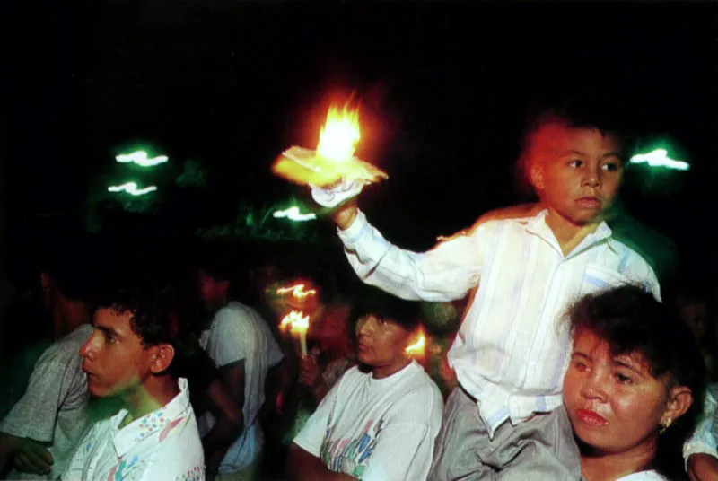 La tradición del capirote y la túnica de penitente entre los cargueros de santos no ha desaparecido aún, pero su uso no es mandatorio en las procesiones de Semana Santa. Mompox, Bolívar. Jeremy Horner