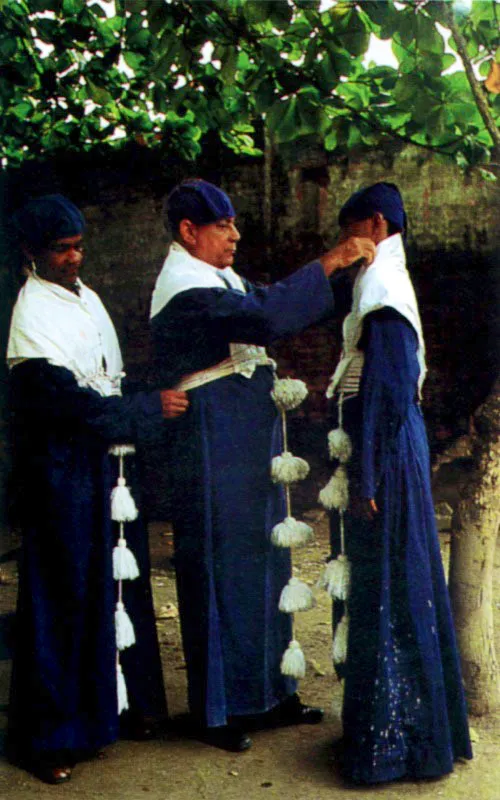 La tradición del capirote y la túnica de penitente entre los cargueros de santos no ha desaparecido aún, pero su uso no es mandatorio en las procesiones de Semana Santa. Mompox, Bolívar. Jeremy Horner