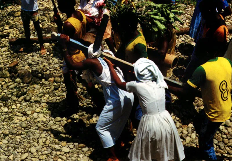 Hacia el calvario y crucifixión de Jesús y los ladrones en Coteje. Jeremy Horner