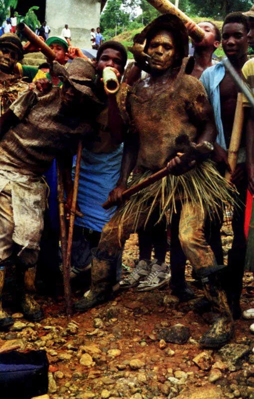 Pilatos, diablitos negros, recuerdos de antepasados míticos africanos, entre mineros del oro en Coteje el viernes santo. Jeremy Horner