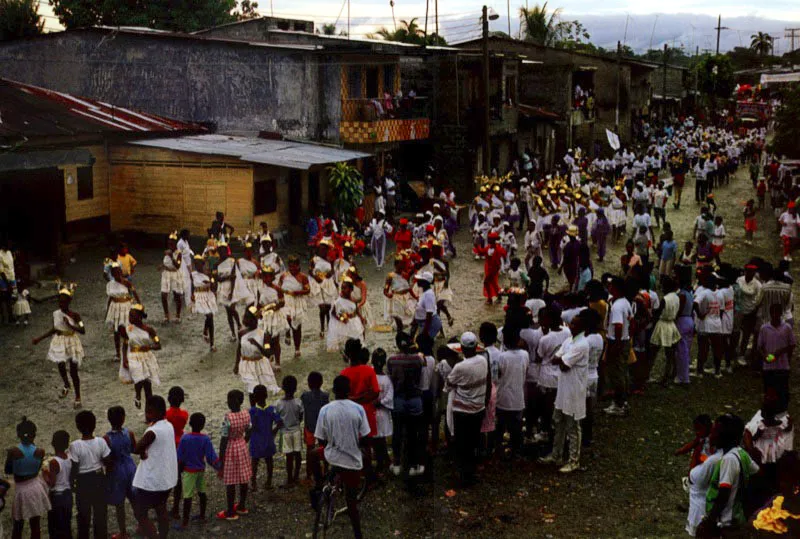 En la fiesta de San Pacho cada barrio ofrece comida y bebida a todos los visitantes. Es la fiesta de la hermandad. Quibdó, Chocó. Jeremy Horner