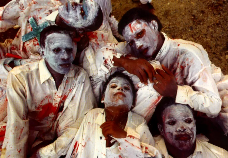 En la fiesta de San Pacho en Quibdó, la celebración de carnaval hace representaciones callejeras de teatro de comentario social y político, con la participación de toda la población sin distingo de edades ni de sexos. También se inspira en imágenes o coreografías de televisión, cine o video internacional. En el barrio de Yescagrande esta comparsa Los muertos vivientes es un reflejo del video Thriller del artista negro estadounidense Michael Jackson. Jeremy Horner