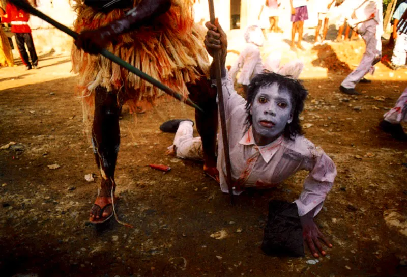 En la fiesta de San Pacho en Quibd, la celebracin de carnaval hace representaciones callejeras de teatro de comentario social y poltico, con la participacin de toda la poblacin sin distingo de edades ni de sexos. Tambin se inspira en imgenes o coreografas de televisin, cine o video internacional. En el barrio de Yescagrande esta comparsa Los muertos vivientes es un reflejo del video Thriller del artista negro estadounidense Michael Jackson. Jeremy Horner